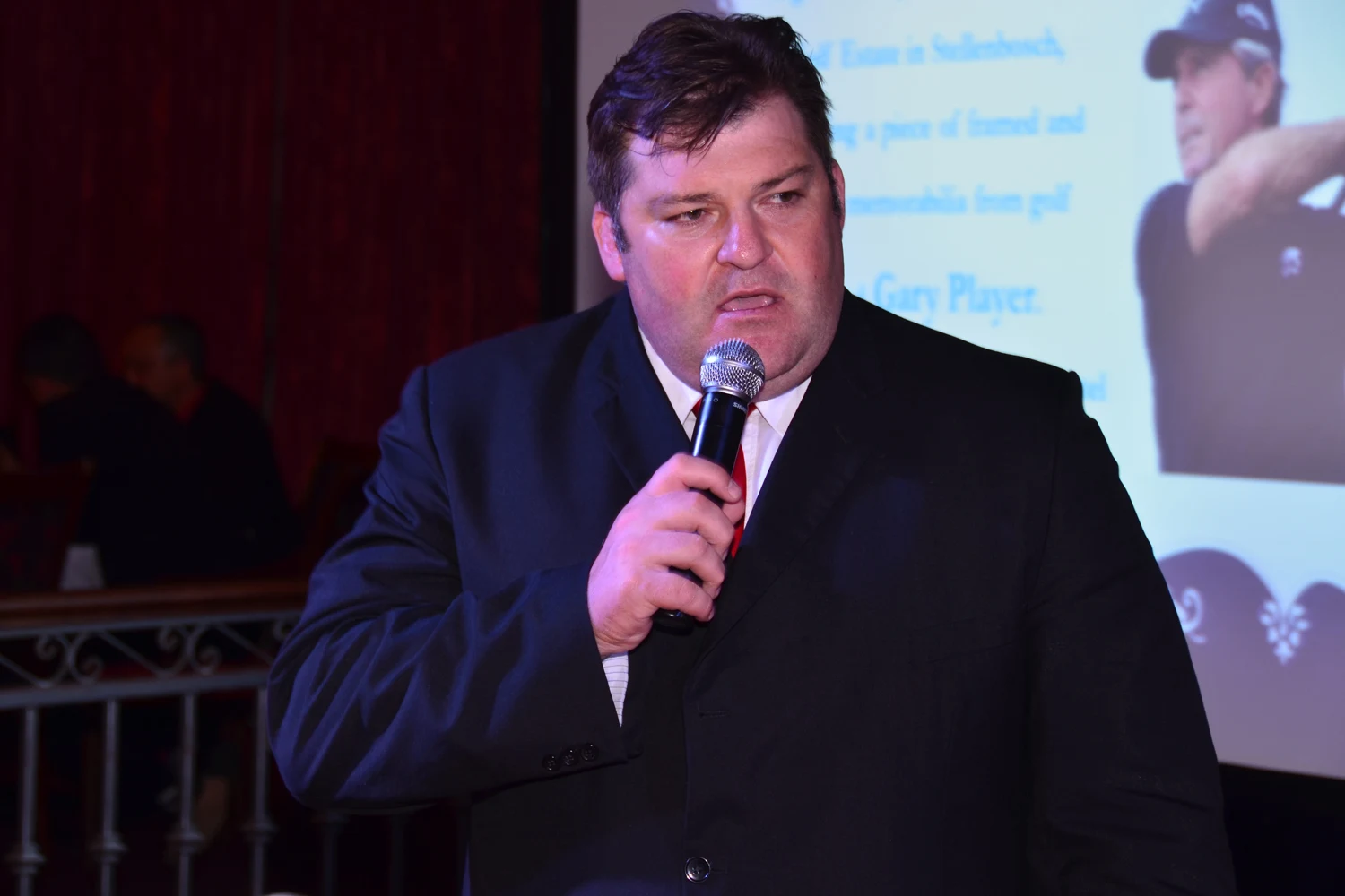 Former Springbok Toks van der Linde in action as auctioneer.